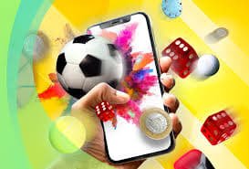 Pengguna membaca kode promo di mobile